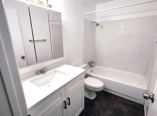 Building Photo - EARLY BIRD MOVE IN SPECIAL - LAST MONTH'S RENT FREE