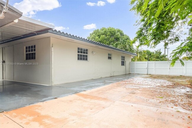 Building Photo - 3240 SW 69th Ave