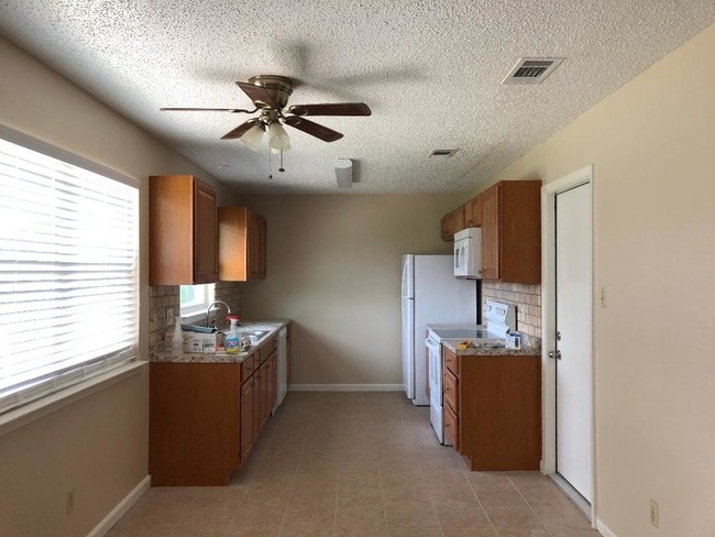 Building Photo - 2306 Hunt Dr