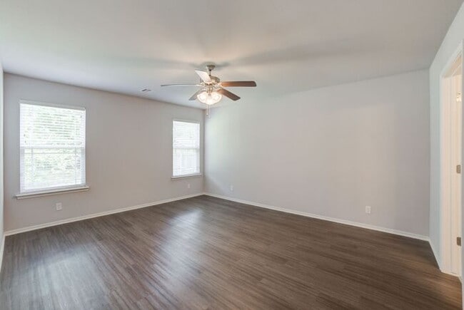 Building Photo - Cutest 3/2/2 Craftsman Style Home!