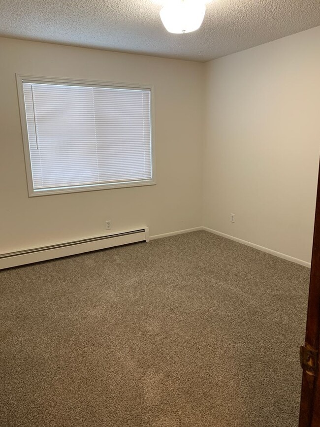 Building Photo - AVAILABLE NOW!! West side - 2 Bdrm, 1 Bath