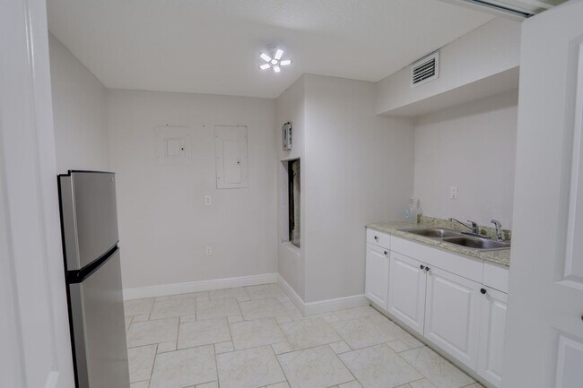 Building Photo - 633 Spring Oaks Blvd