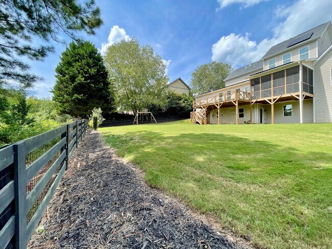 Building Photo - Gorgeous 5 bedroom 3.5 bath home in desira...