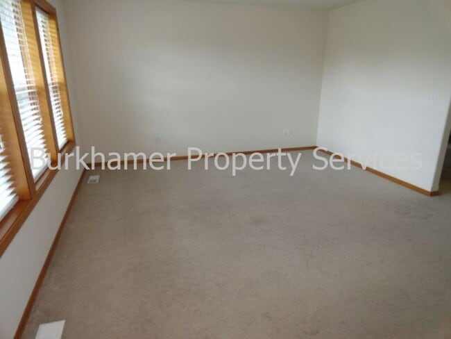Building Photo - 173 Summit Place Dr