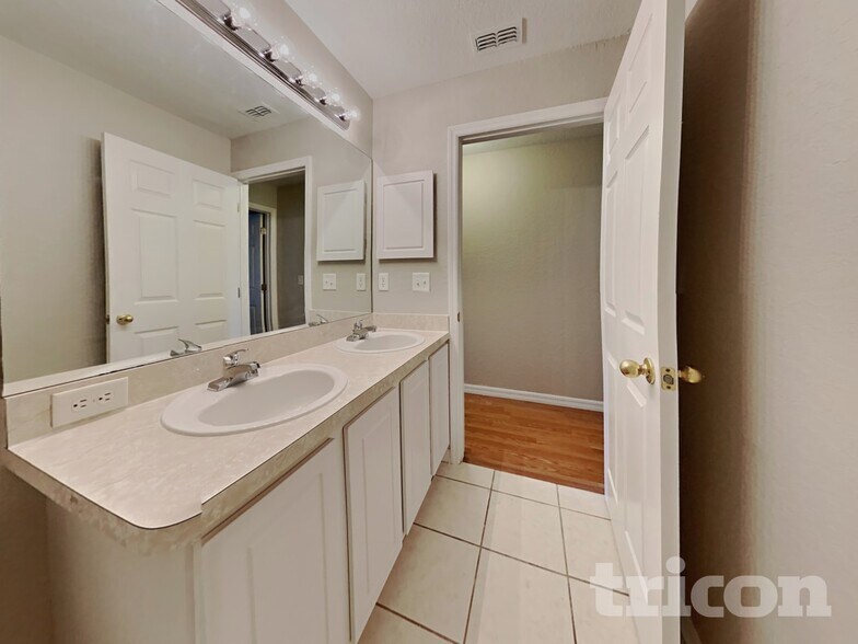 Building Photo - 1193 Sanger Ave