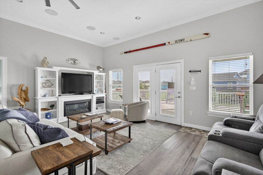 Building Photo - 956 Biscayne-SI ID1560830P