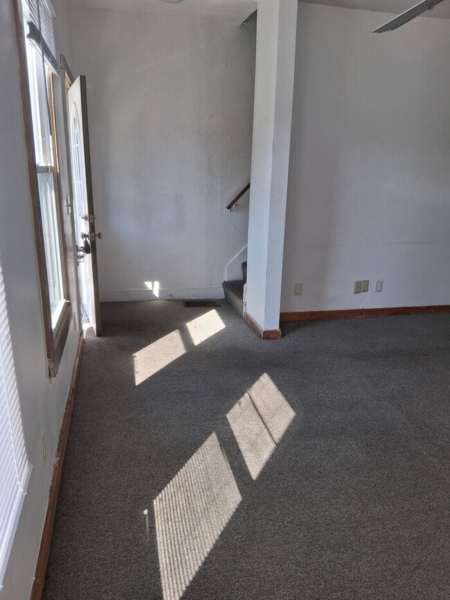 Building Photo - Charming 2-Bedroom Home in Rockford – Upda...