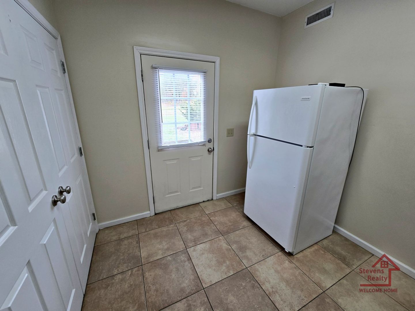 Building Photo - 1090 N Washington Ave