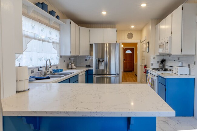 Building Photo - 640 S Columbia St