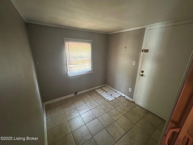 Building Photo - 735 Compton St