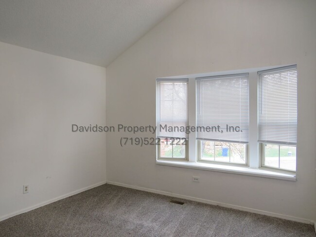 Building Photo - Cozy 2 Bedroom Condo in Rockrimmon