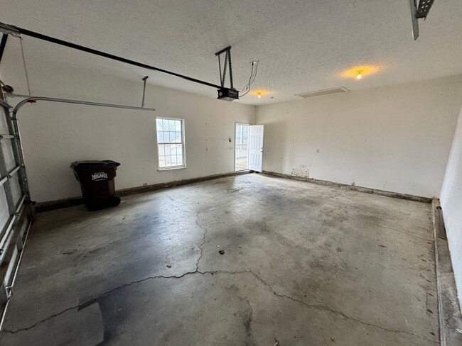 Building Photo - Comfortable 2-Bed, 2-Bath Home