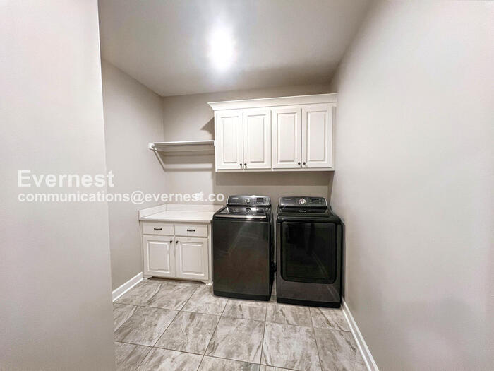 Building Photo - 613 Creekside Cove