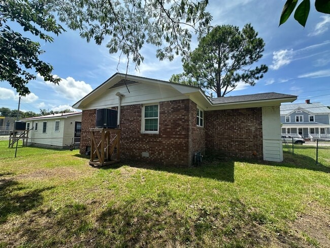 Building Photo - Renovated 3 Bed 1 Bath House