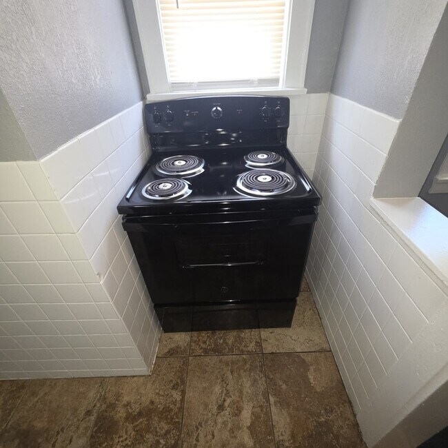 Building Photo - Cozy 3 bedrooms and 1 full bath home located on S Willow Ave in Independence, MO