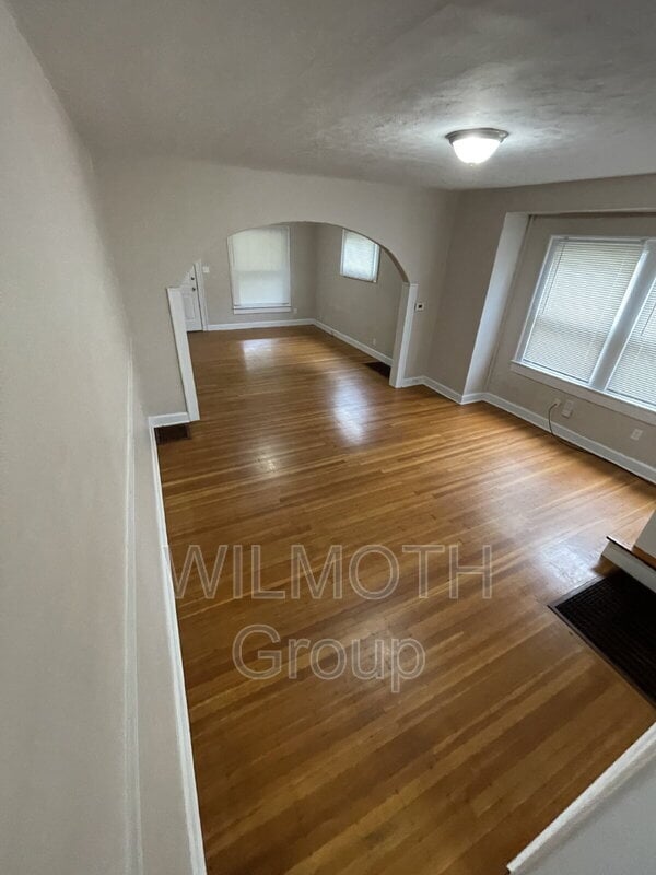 Building Photo - 815 N Riley Ave