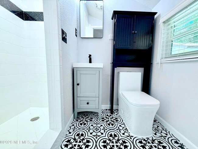 Building Photo - 1319 Azalea Dr