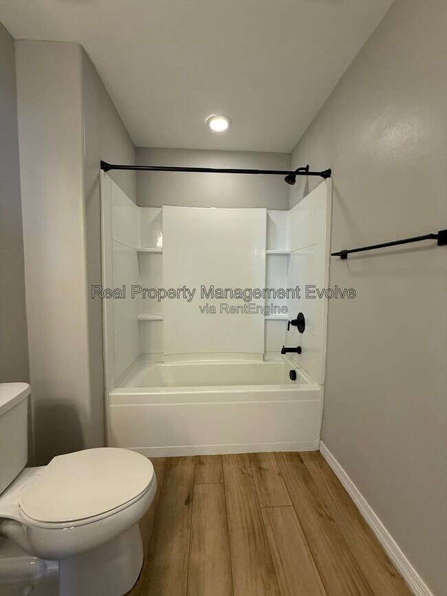 Building Photo - 5618 N 87th Dr