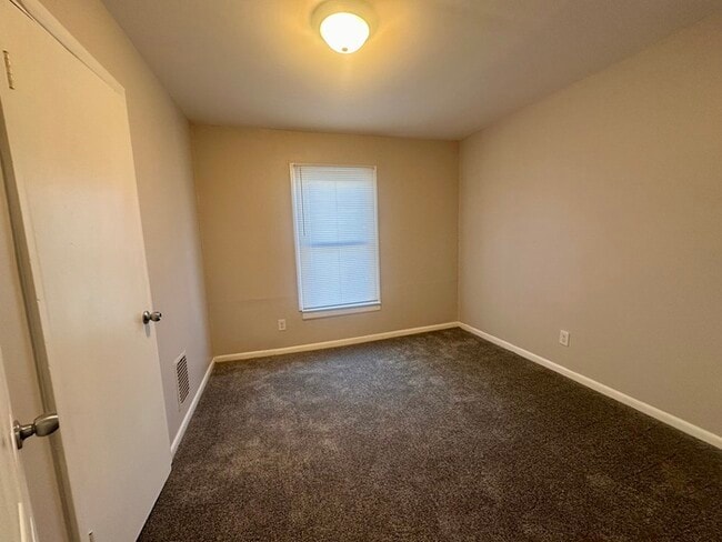 Building Photo - 325 N Gladstone Ave