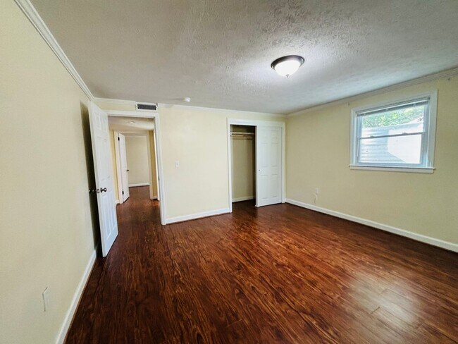 Building Photo - 613 Dehart St