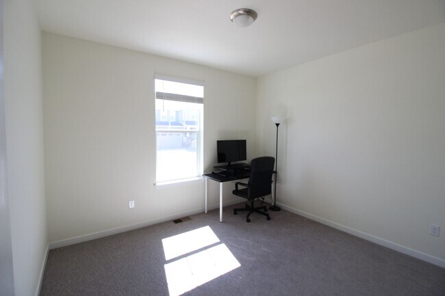 Building Photo - Beautiful Newer Ranch Style Home