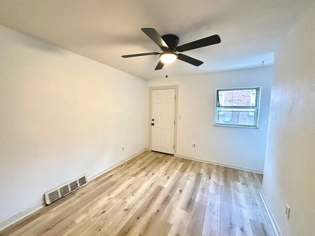 Building Photo - Updated 2 Bed, 1 Bath Home - Convenient Location, Walkable Neighborhood - Available Now!