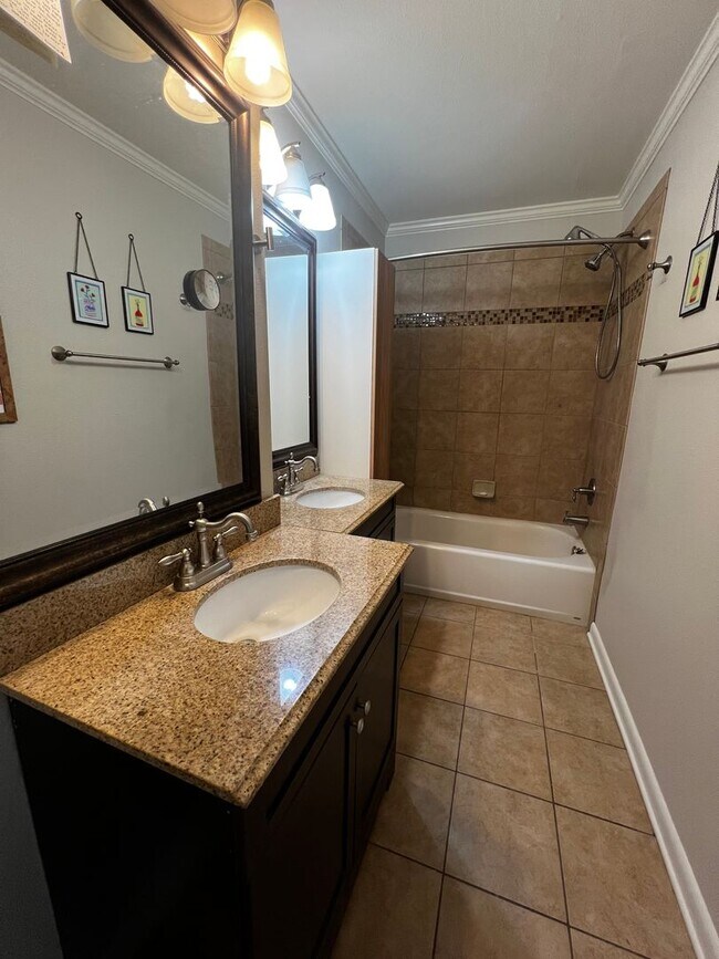 Building Photo - 3 Bedroom, 2 Bathroom, Brick Home with large yard