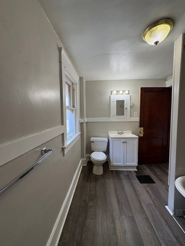 Building Photo - Three bedroom one bathroom home for rent