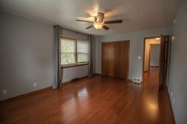 Building Photo - AVAILABLE AUGUST 15TH, 2026 - CHARMING 4 B...