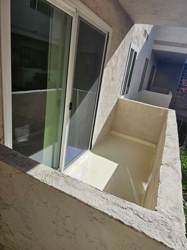 Interior Photo - 10970 Palms Blvd