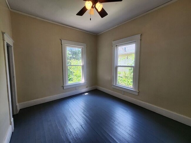 Building Photo - 5 Bedrooms 1.5 Bath on the Northeast side ...