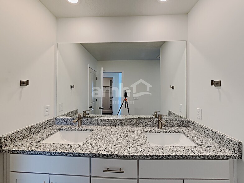 Building Photo - 1279 N Wagon Wy