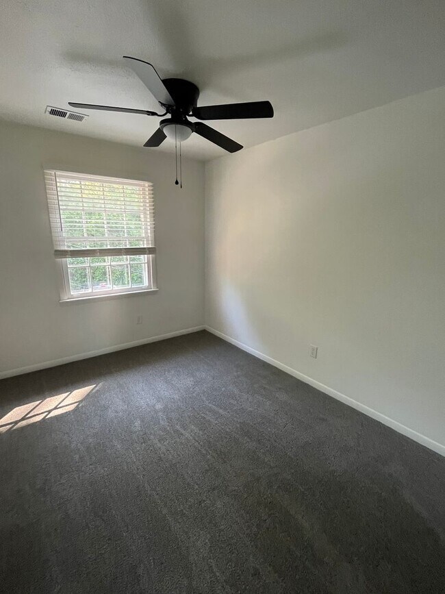 Building Photo - 2-Bedroom Remodeled Unit across from Lake Erie