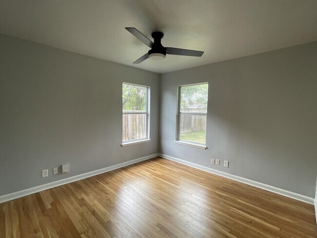 Building Photo - 258 Cresham Dr