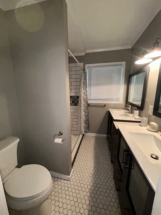 Building Photo - Beautiful updated 4 Bedroom, 3 Bath Ranch ...