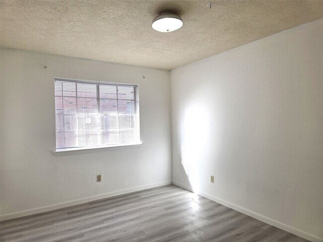 Building Photo - 17006 Dusty Mill Dr E
