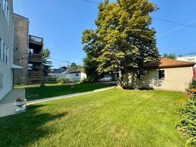Huge back yard - 2721 N Monticello Ave