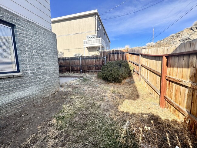 Building Photo - For Lease Near UNR - 2 Bed, 1.5 Bath with ...