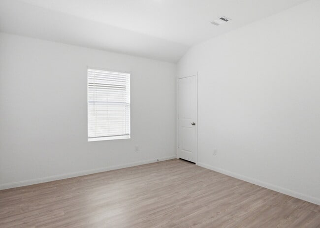 Building Photo - 4 Bedroom Home with Open Layout and Refrigerator Included