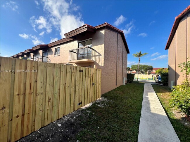 Building Photo - 1909 SW 107th Ave