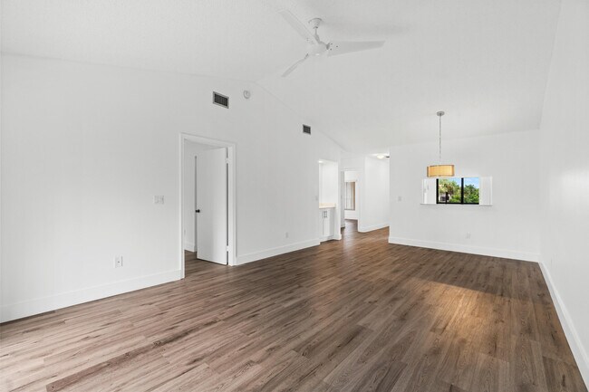 Building Photo - 5151 W Club Cir