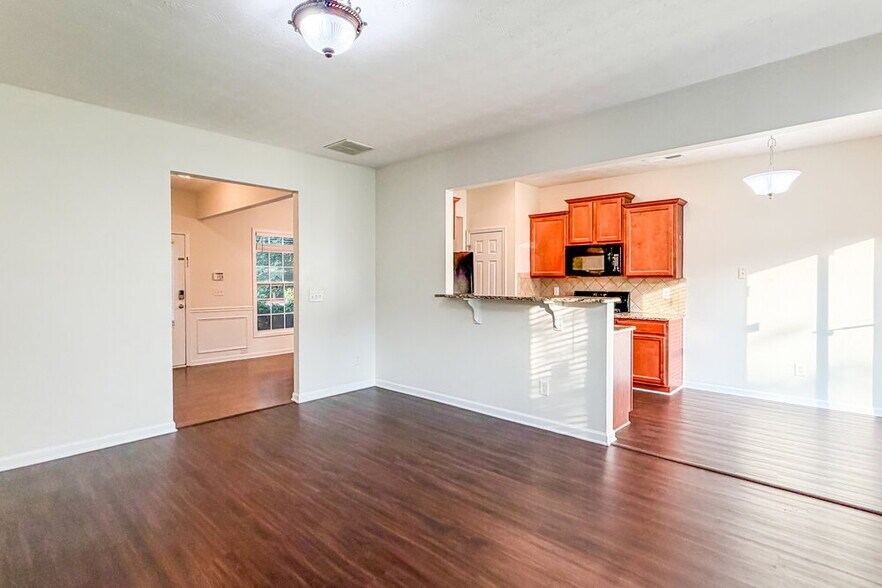 Building Photo - 815 Forsythia Way