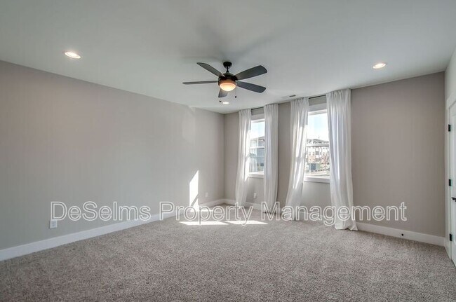 Building Photo - 2061 Oakwood Avenue