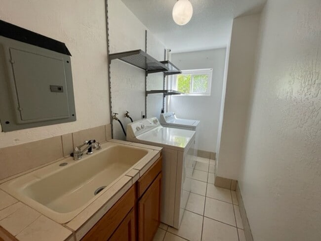 Building Photo - Wonderful 4 bedroom, single level home in ...