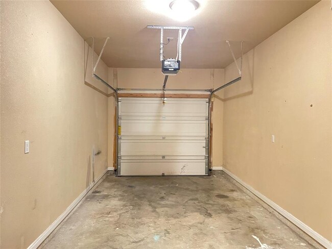 Building Photo - 1375 Loop 332