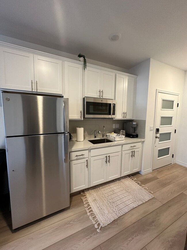 Building Photo - Fully furnished 55+ townhome with attached...