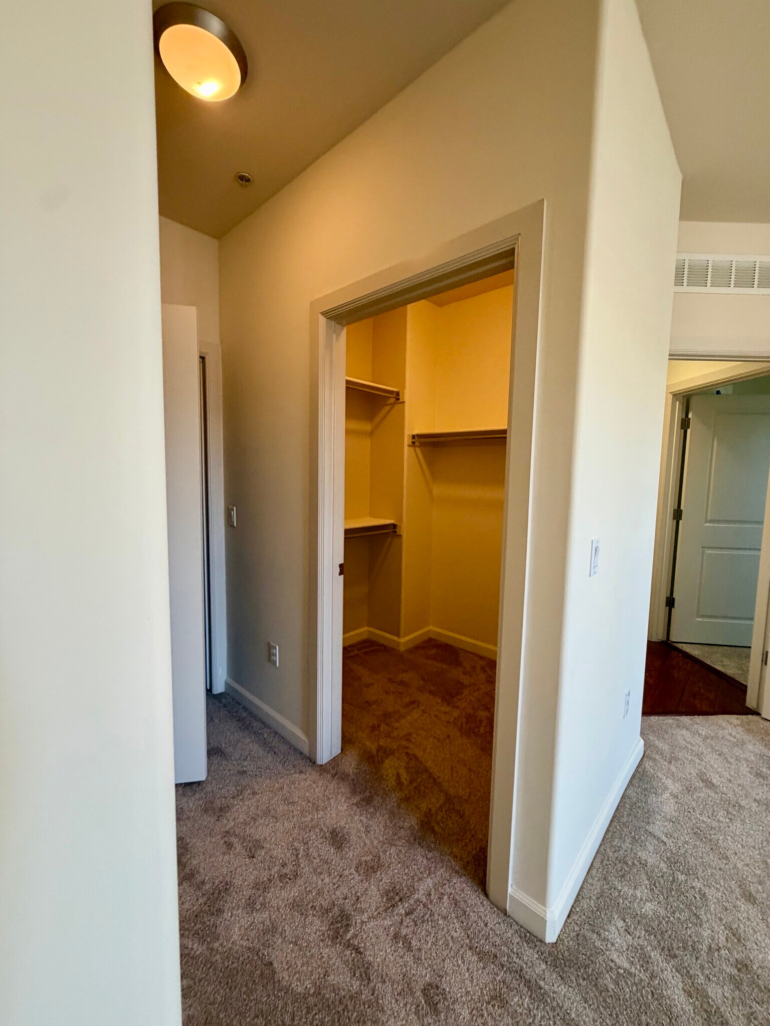 Building Photo - 7291 N Scottsdale Rd