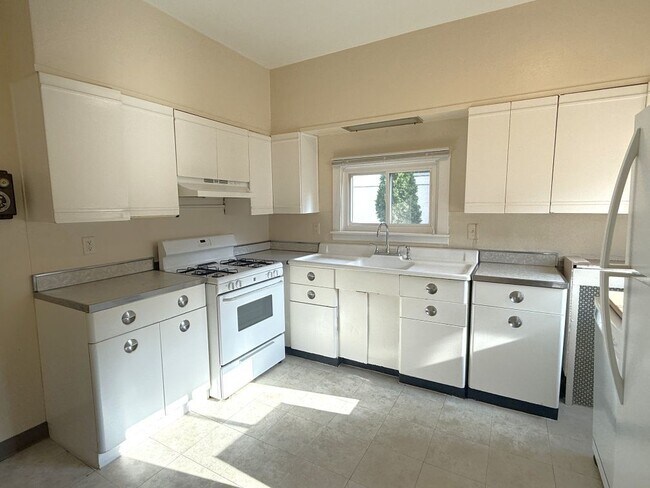 Building Photo - 544 Arlington Ave