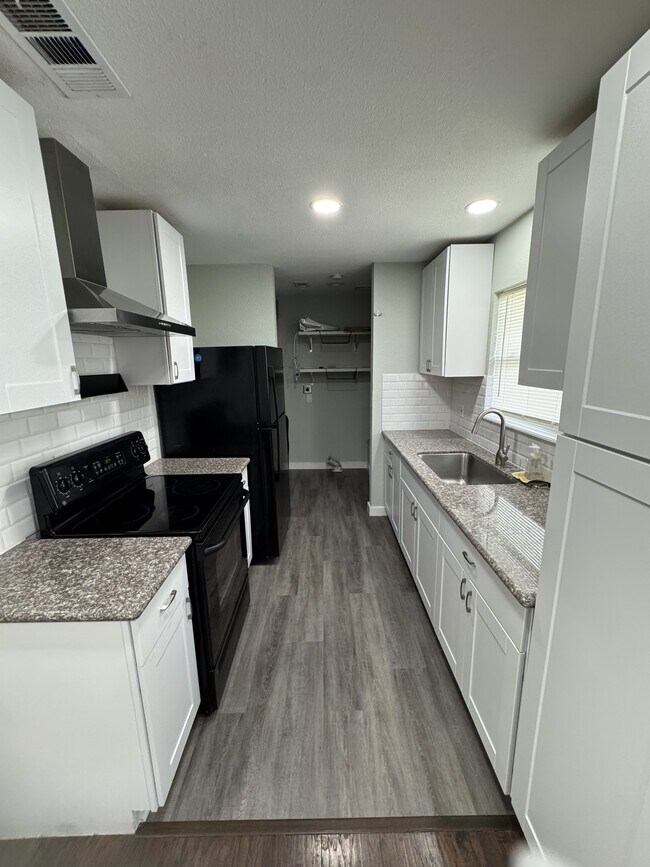 Building Photo - 115 Plainview Dr
