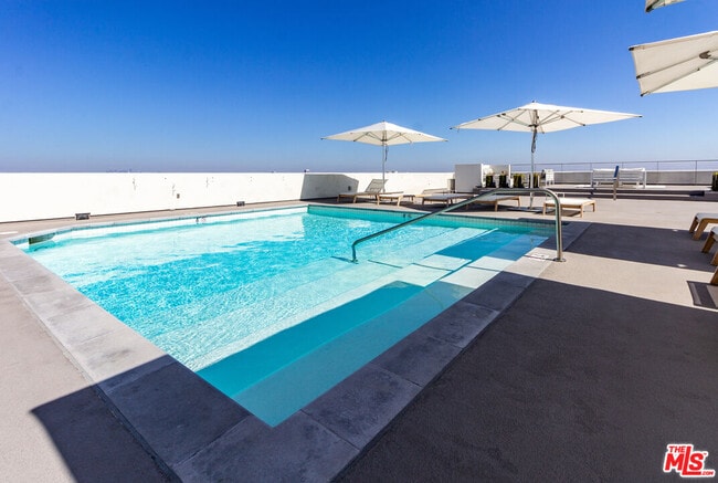 Building Photo - 838 N Doheny Dr